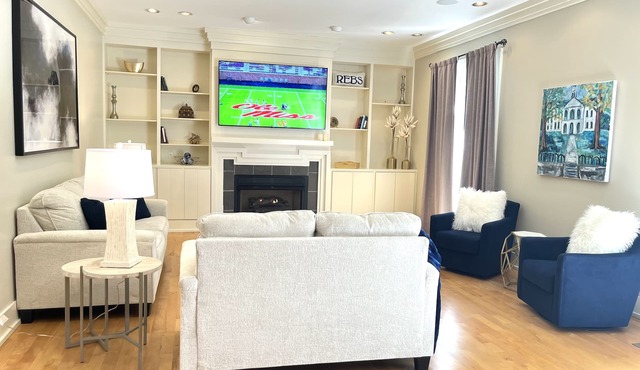 Elegant Home, two blocks to The Square and walk to The Vaught