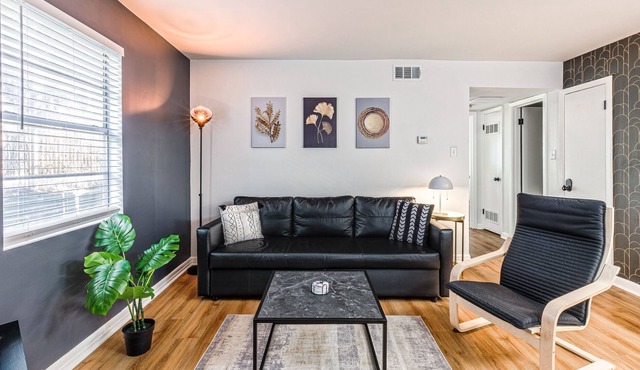 Elegant King Suite Downtown with Free Parking