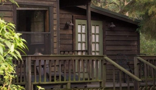 Enchanted Cabin nestled in thick woods near Enchanted Lake & Private Hot Tub!