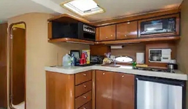 Enjoy relaxing stay on beautiful air conditioned 40' yacht.