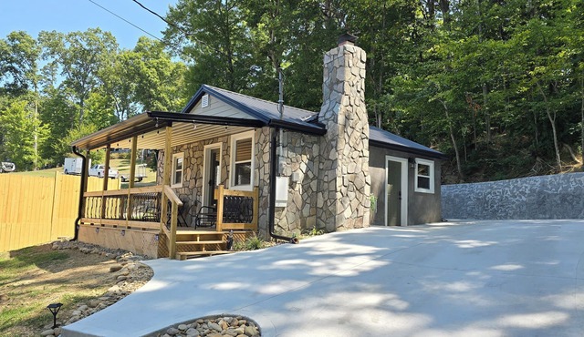 Escape reality at Douglas lake, HOT TUB, fire pit, Lake views. Couples Retreat.
