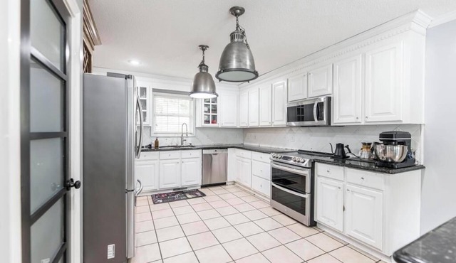Escape to the serene beauty of Kathleen with our delightful 3-bedroom home!