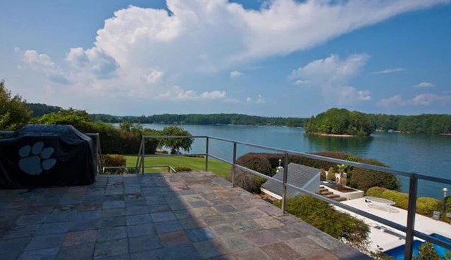 "Estate on the Lake" 7 Bedrooms/7 Bathrooms, 8400+ sq ft!