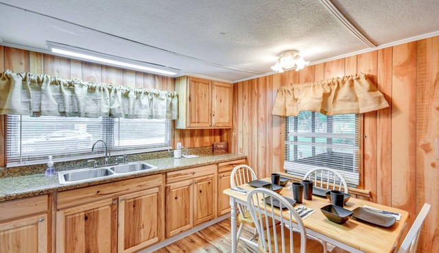 Eufaula Retreat: Community Pool & Screened Porch!