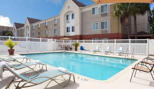 Excellent Choice! Unit with Full Kitchen, Outdoor Pool, Pets Allowed!