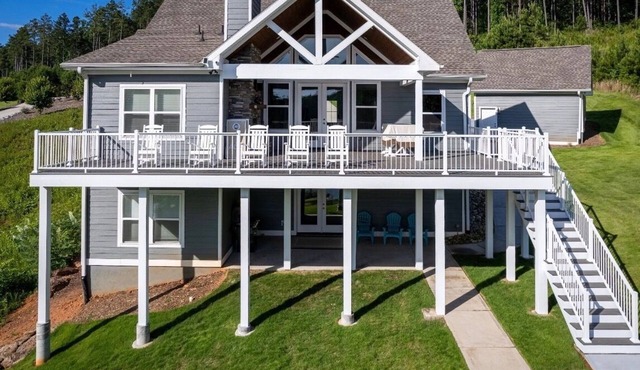 Expansive Deck and Cove- Mid Lake Keowee Location
