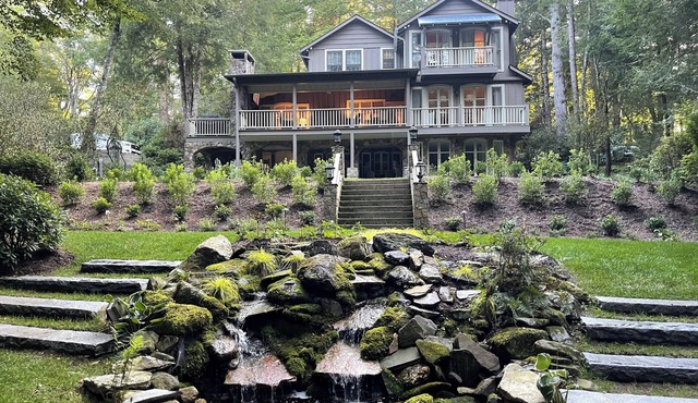 Expansive home, Walk to Downtown,Fiber Optic Wi-FI