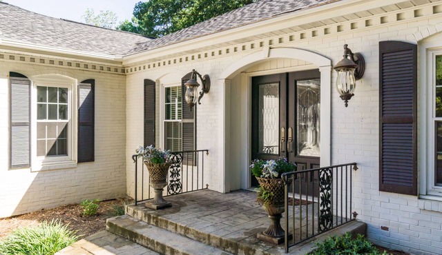 Expansive ranch on private wooded lot! E Cobb
