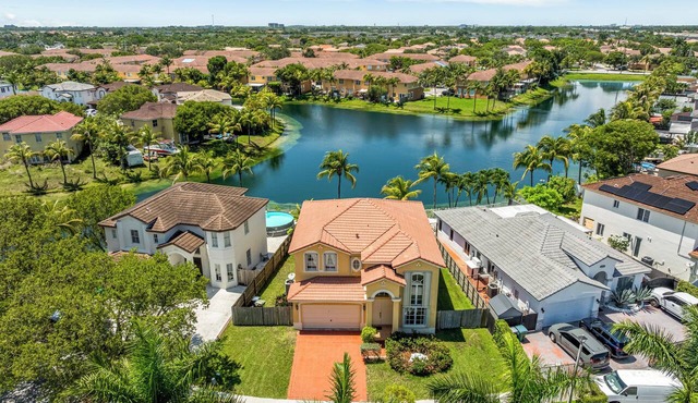 Experience Homestead charm near Black Point Park and Marina