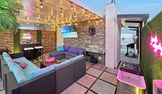 Experience Luna Sky! 65" TV Bar BBQ go FL Keys