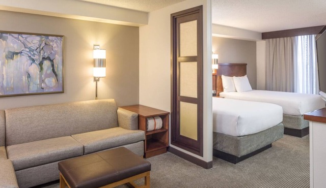 Explore Downtown Dallas! Continental Breakfast! Pets Allowed, Pool!