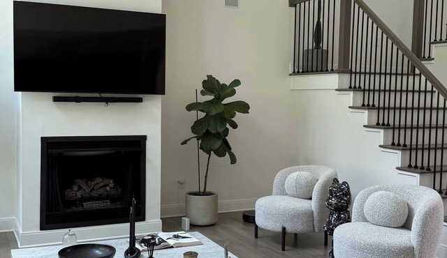 Exquisitely Decorated Spacious 4-bedroom Home close to Airport