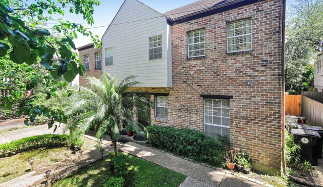 Fabulous 2-bedroom townhome with parking!