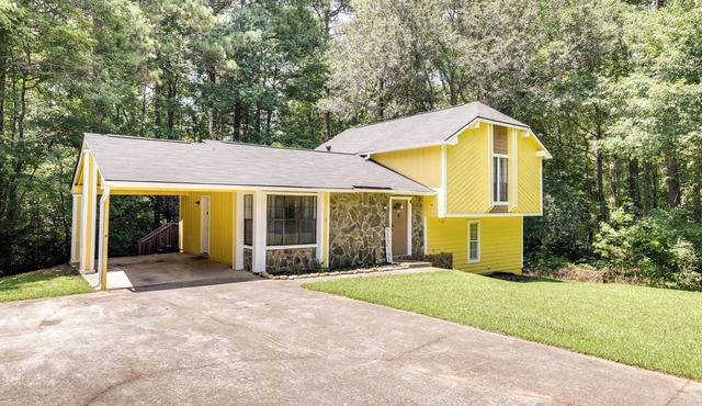 Fairburn Home w/2 Decks, Grill & Outdoor Dining!
