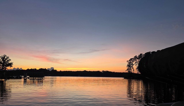 FamiLee Lakehouse Retreat FISHING & FUN! DogFriendly w-HotTub & BoatDock