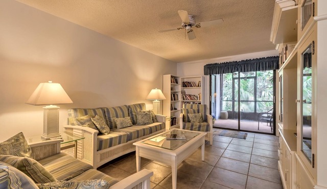 Family-friendly condo walking distance from the beach!