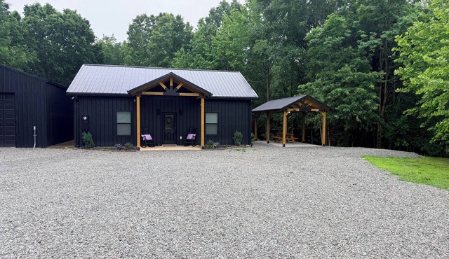 Family-Friendly Cozy Campfire Cabin: Firepit, Full Kitchen & Big Outdoor Space