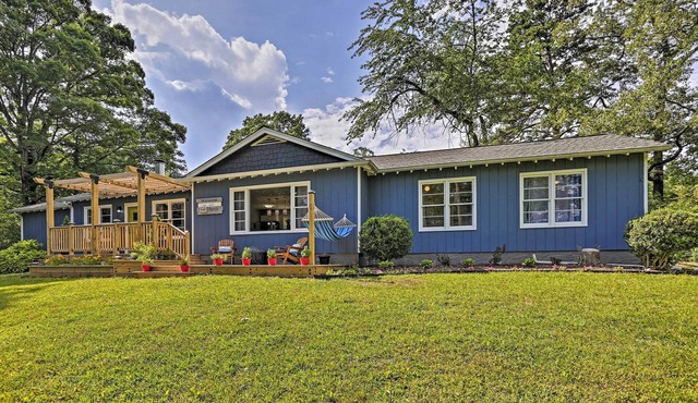 Family-Friendly Escape ~ 6 Mi to City Center!
