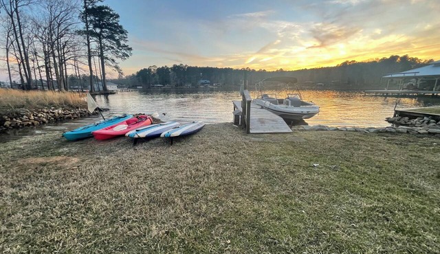 Family Friendly Lakefront Cottage/Home Theatre/Bunk room