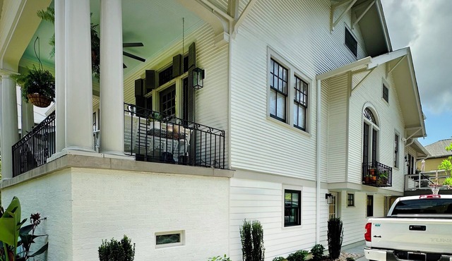 Family-friendly, Uptown New Orleans retreat, 4 blocks from St. Charles.