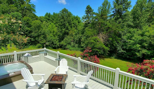 *FAMILY GETAWAY*Deck/Firepit/HOT TUB & Fireplace