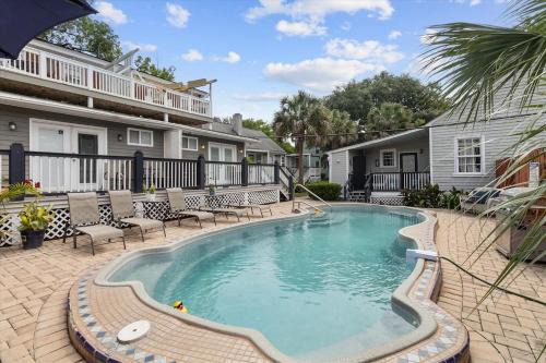 Fantastic Downtown Condo With Shared Pool!