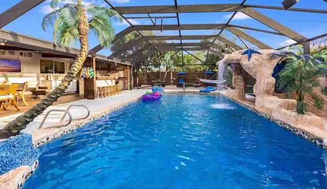 Fantasy Resort OMG Pool Waterfall Spa Gym Fast WiFi Hosted by Relaxtay