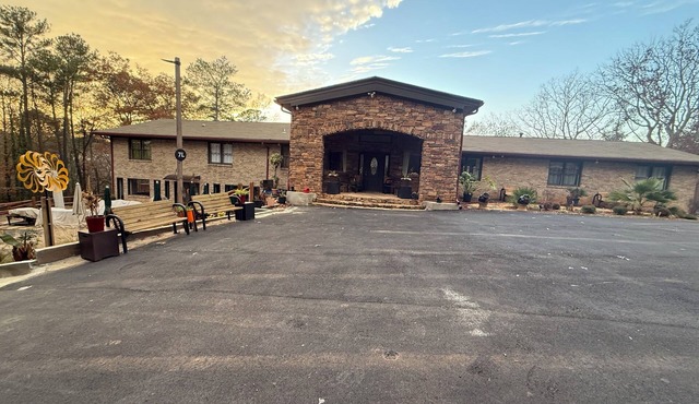 MAJOR INTERNATIONAL SPORTING EVENT Fan Stylish Retreat Lodge in Heart of it All! 9.4 miles from the Stadium.