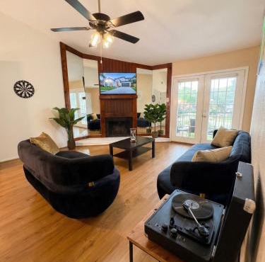 FIFA WORLD CUP 2bd 2ba Cozy Vintage Escape Fireplace & Balcony