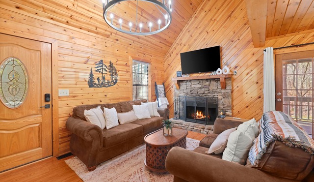 Firefly Lodge -4 bedroom cabin minutes from Helen-Pet Friendly, Hot Tub, Firepit