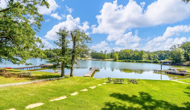 Firelight Cabin Retreat, Firelight Cabin- Cozy 3br Lakefront Cabin Retreat