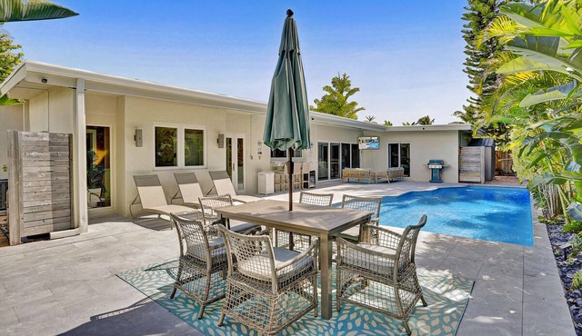 Fort Lauderdale Beach House with Golf Cart, Pool, walk to beach!