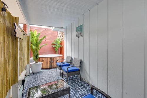 Fort Walton Beach Cottage w/Hot Tub & Patio!