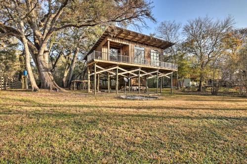 Fort White Retreat: Deck & River Access!