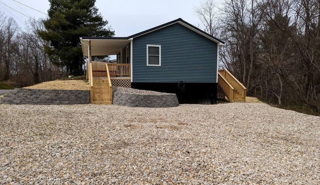 Fully-Equipped Tiny House for Four in Oak Hill, Ideal for Nature Getaways in West Virginia