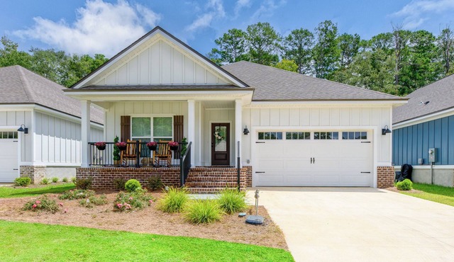 Fully-Fenced Backyard! Perfect for Families/Groups