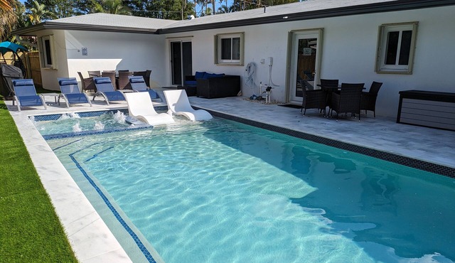 "Fun"kadelic Flat! Shared Heated Pool n Spa! Beach 1.4 miles! Walk to Food n Fun