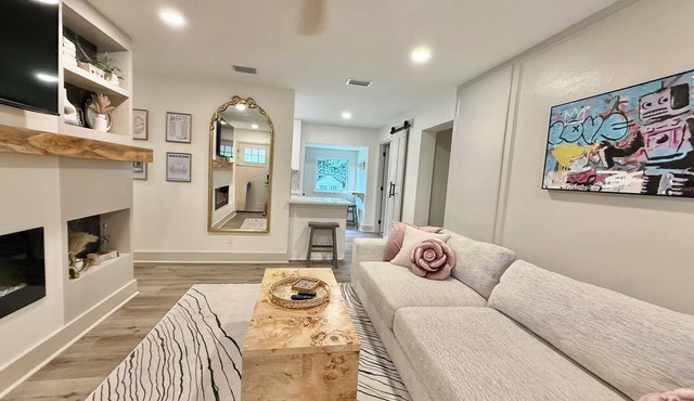 Garnet and Glam 1.2 miles from FSU Stadium 4-bedroom 2 bath house