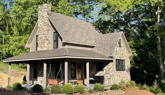 Gate Cottage, private getaway in a stylish new home w/views, hiking and a creek.