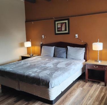 Gated - 1 King Bed 1 Bath Apt with Full Kitchen 121