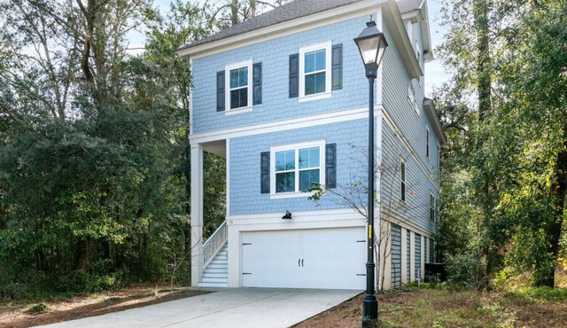 Gated community, close to beach, heated pool, golf cart available to rent
