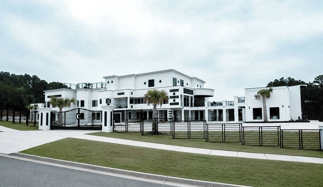 Gated Luxury Retreat, 15 Min from ATL Airport, Modern Amenities, Sleep up to 20P