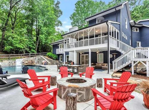 Georgia Lakeside Getaway with Private Pool