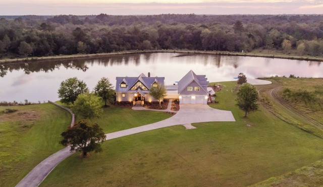 Georgia on My Mind Coastal farmhouse on 190 acres for total privacy - sleeps 12