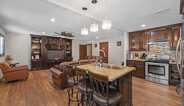 Gorgeous/ATL 4-bedroom 3-baths house within friendly Conley minutes from airport