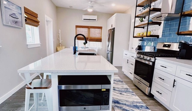 Gorgeous Cottage Walking Distance to the Beach