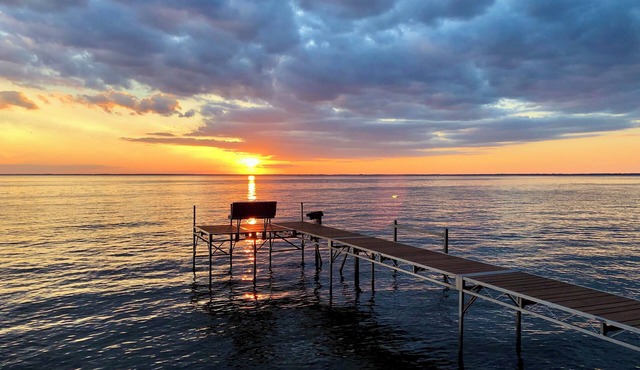 Gorgeous Lake Winnebago Sunsets with private backyard! Pet-friendly!