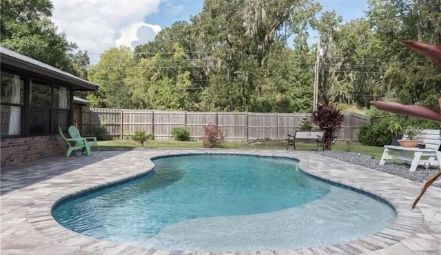 Gorgeous pool home in South Lakeland. Family and pet friendly!