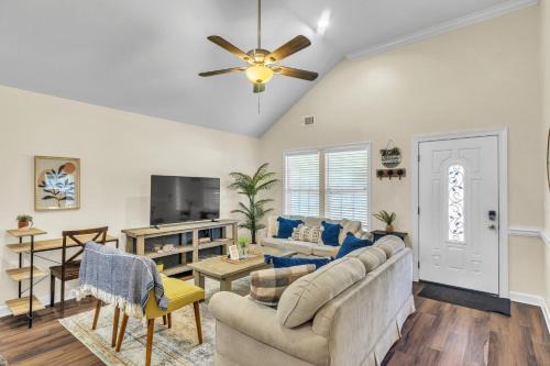 Great Downtown 4BR with 8 Beds and Foosball Fun