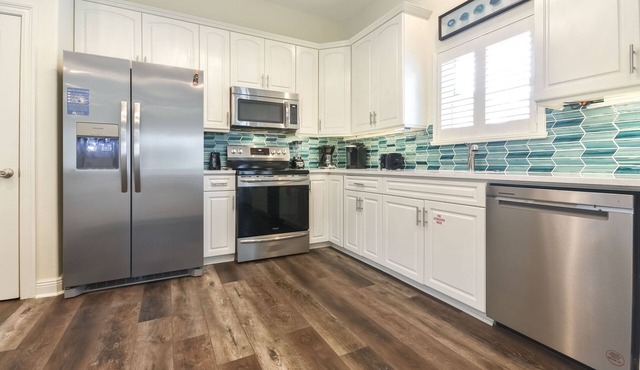 Great fall deals on remodeled home w/private pool & beach volleyball court!